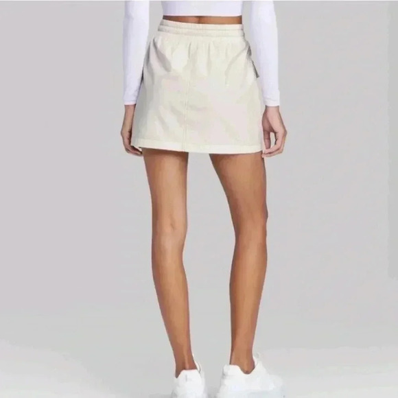 Women's Parachute Cargo Mini Skirt - Wild Fable'
Off-White Size L - Picture 2 of 10